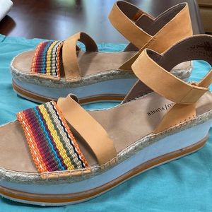 Donald Pliner platform sandal, size 8.5